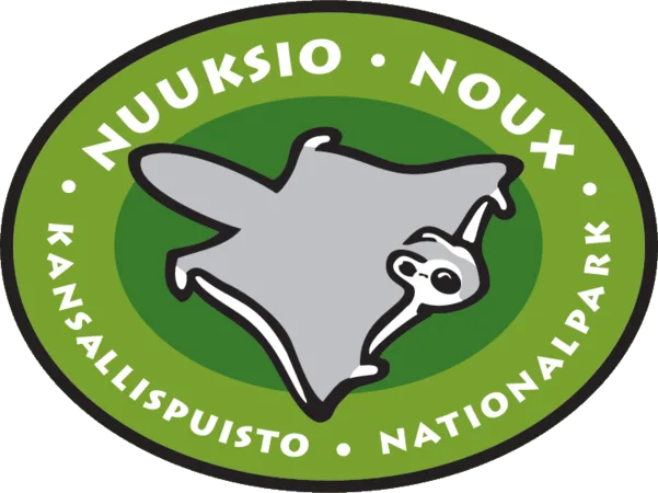 Arja polkupyörällä kurpitsa korissa punainen takki