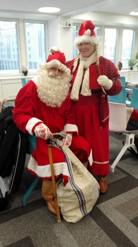 Arja polkupyörällä kurpitsa korissa punainen takki