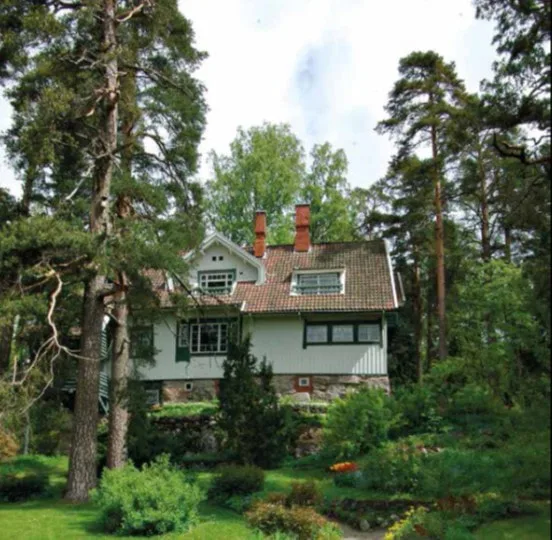 Arja polkupyörällä kurpitsa korissa punainen takki