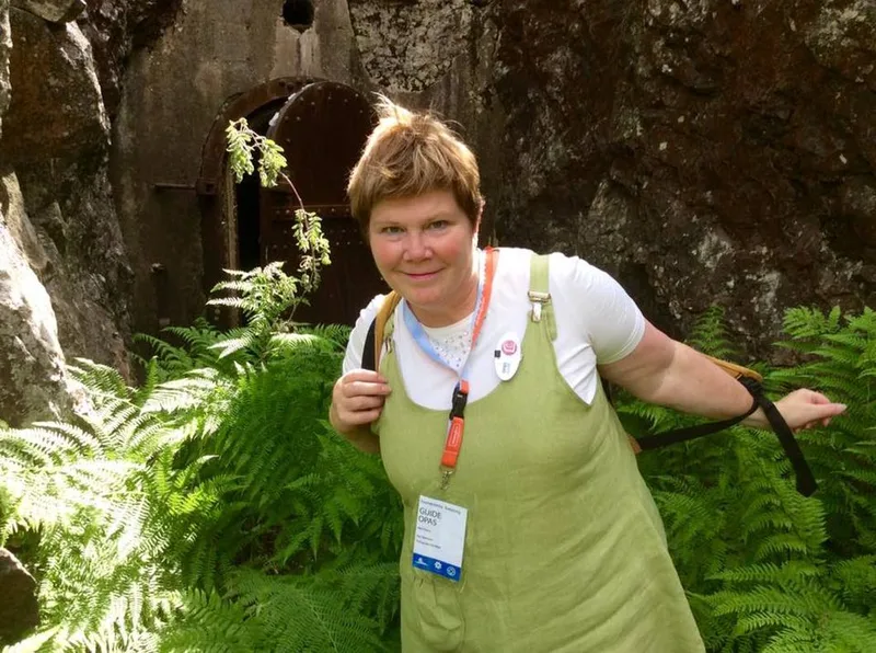 Kuninkaansaaren salaiset bunkkerit saniaisten peittämien reittien takana