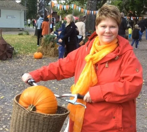 Kurpitsa polkupyörä kori punainen takki nainen