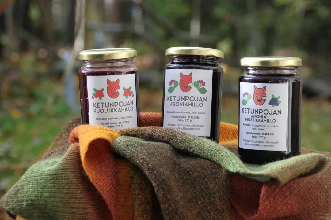 Ketunpojan hillotuotteet rivissä