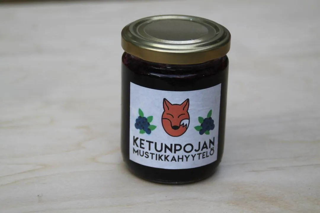 Ketunpojan mustikkahyytelö tekeytymässä