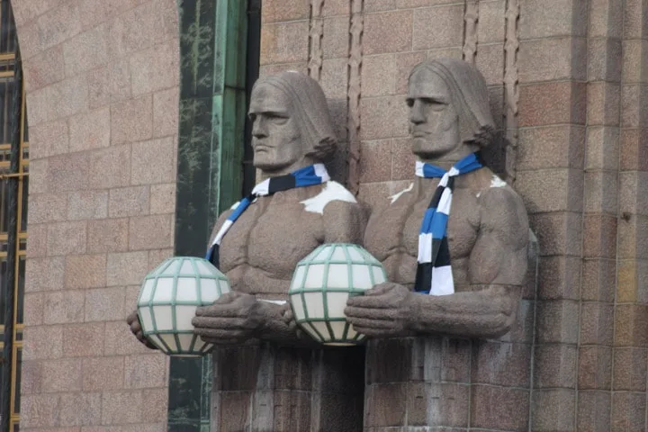 Arja polkupyörällä kurpitsa korissa punainen takki